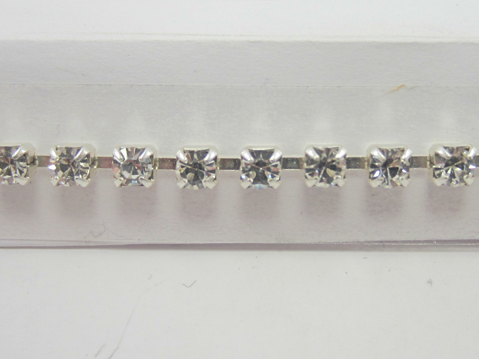 1 ROW/FT. pp24(3.0-3.2mm) CRYSTAL/SILVER CUP CHAIN