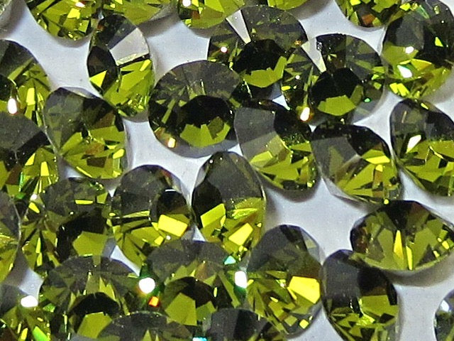 1gr 32pp OLIVINE POINTED BACK European Rhinestones