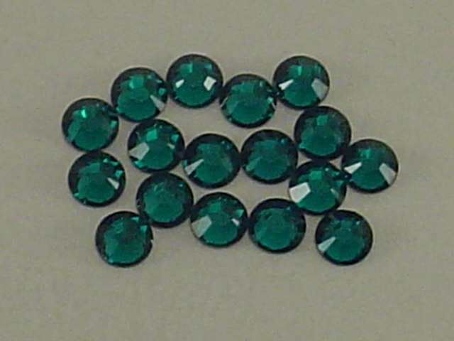 18 pcs. 34ss EMERALD FLATBACK European Rhinestones